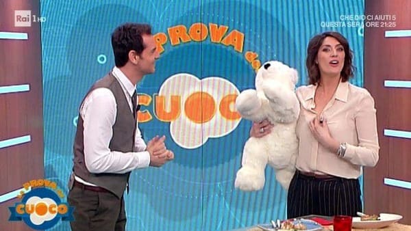 Elisa Isoardi riceve delle rose e un orsetto di peluche a sorpresa