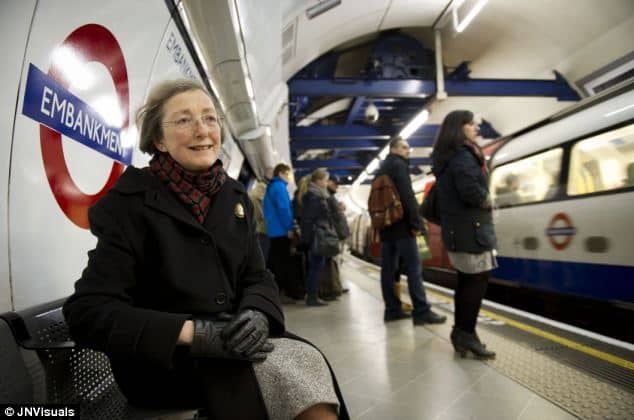 Londra, attende ogni giorno l'annuncio in metro del marito morto