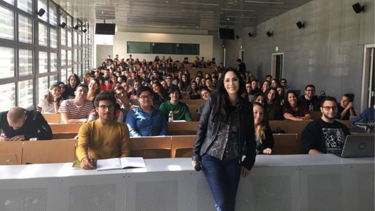 la prof Luisa Stracqualursi sta male i suoi stuednti avviano una raccolta fondi per aiutarla