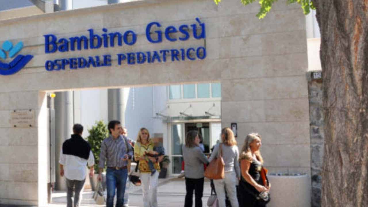 Bimba picchiata a Genzano: migliorano le sue condizioni, sciolta la prognosi