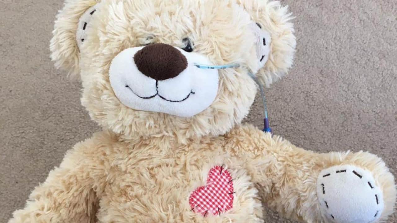 Orsetti di peluche con cerotti, tubi e flebo per i bimbi malati