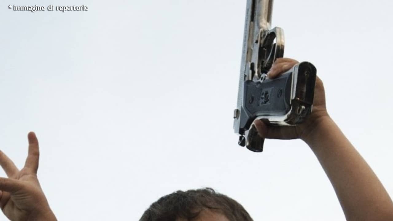 Bimbo di 4 anni trova la pistola del padre e spara alla madre