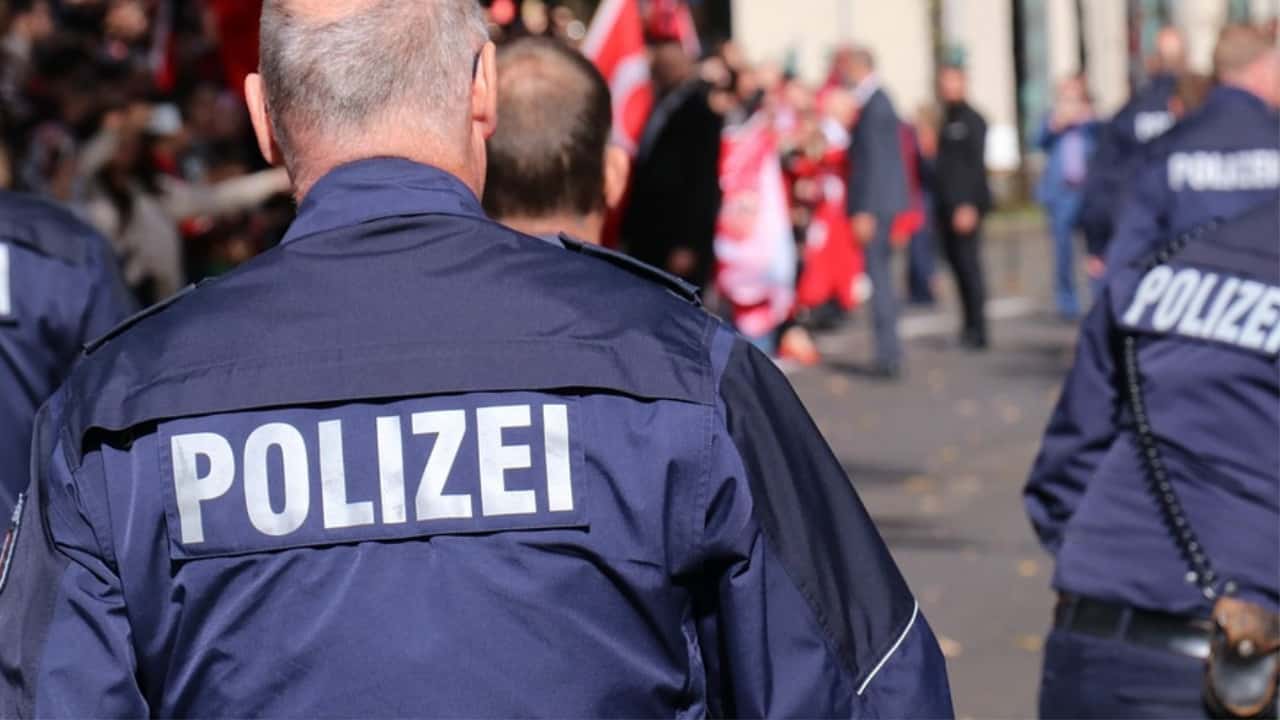 poliziotto tedesco contro notizia falsa
