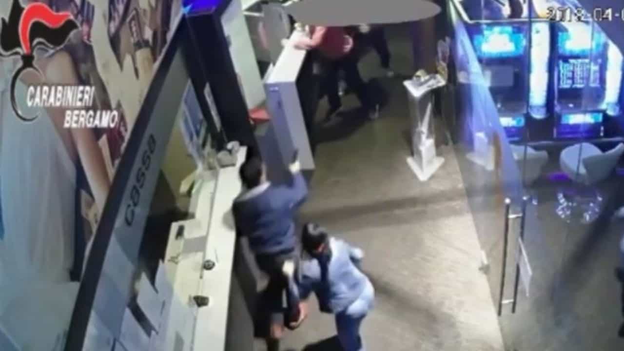 Bergamo, uccide il fratello in sala slot, ma potrebbe essere assolto