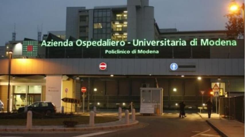 16enne ferita da un pezzo di vetro: amici hanno aperto lo champagne con la sciabola