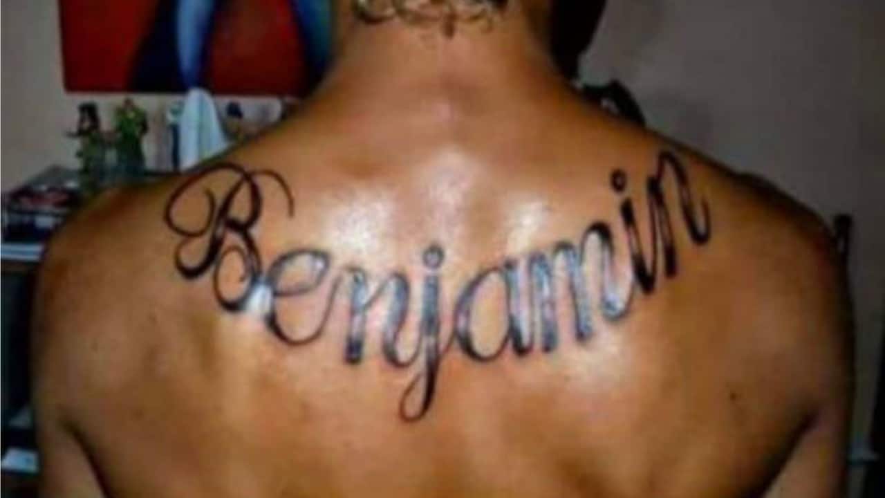 Il tatuaggio sulla schiena: "Benjamin"