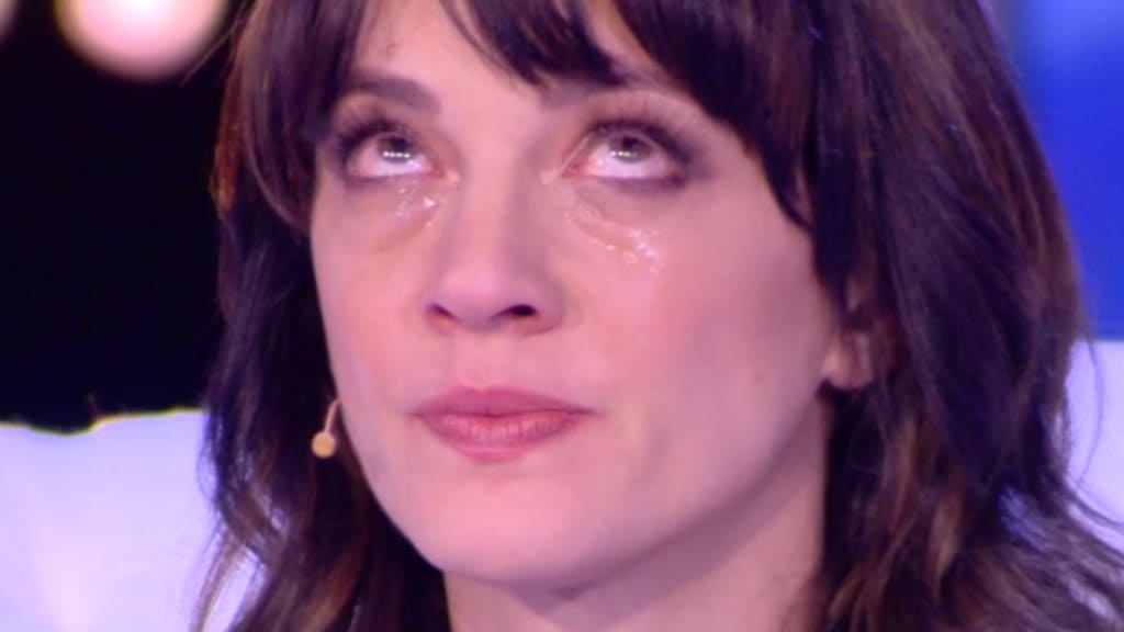 Asia Argento piange a Live: Non è la D'Urso