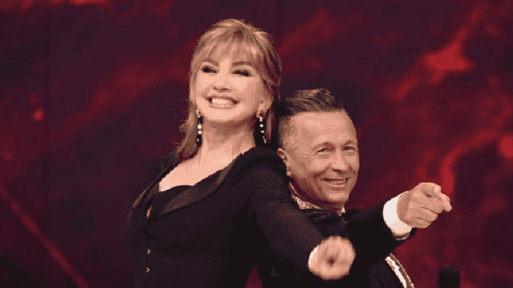 Milly Carlucci e Paolo Belli sorridono a Ballando con le stelle