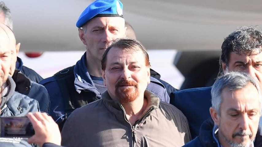 Cesare Battisti al suo arrivo a Ciampino.