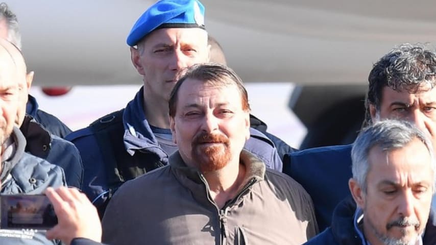 Cesare Battisti al suo arrivo a Ciampino. 