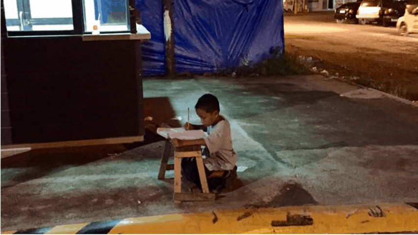 Daniel Cabrera costretto a studiare sul marciapiede illuminato solo dall'insegna di un fast food