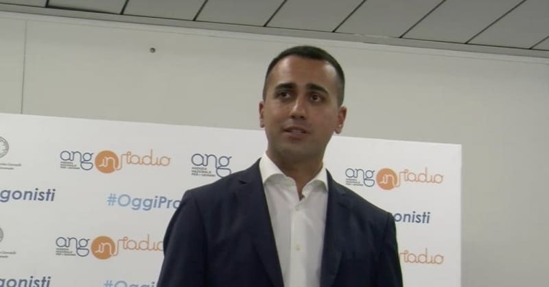 Di Maio mentre fa un discorso contro il Congresso della Famiglia