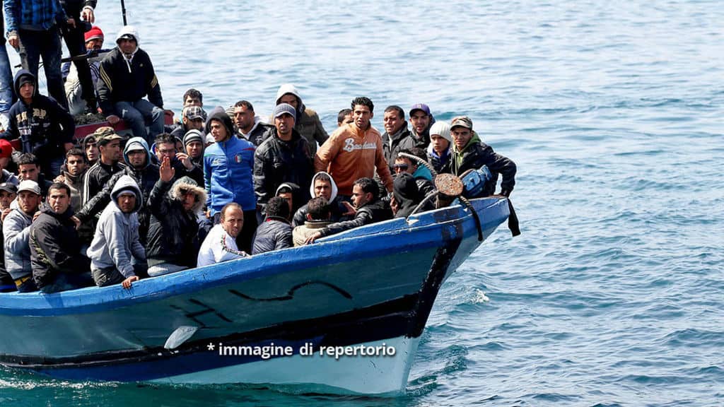 Una barca con a bordo dei migranti