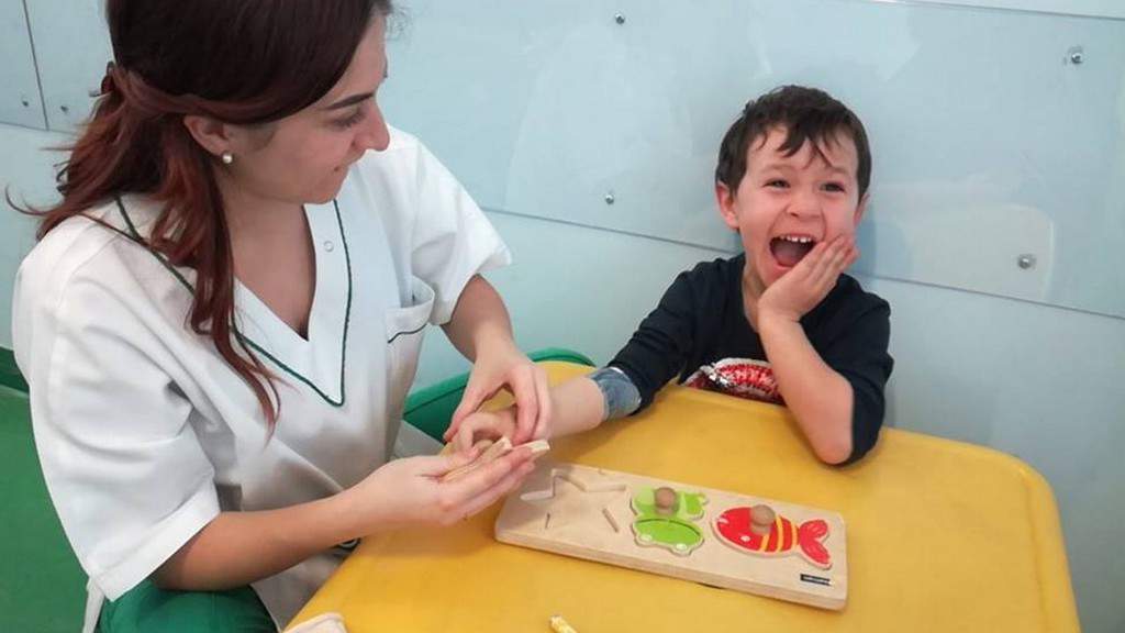 Giulio, 3 anni, prova la protesi per la prima volta