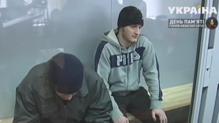 I presunti assassini dell'ex poliziotto in arresto (Foto Kanal Ukraina)
