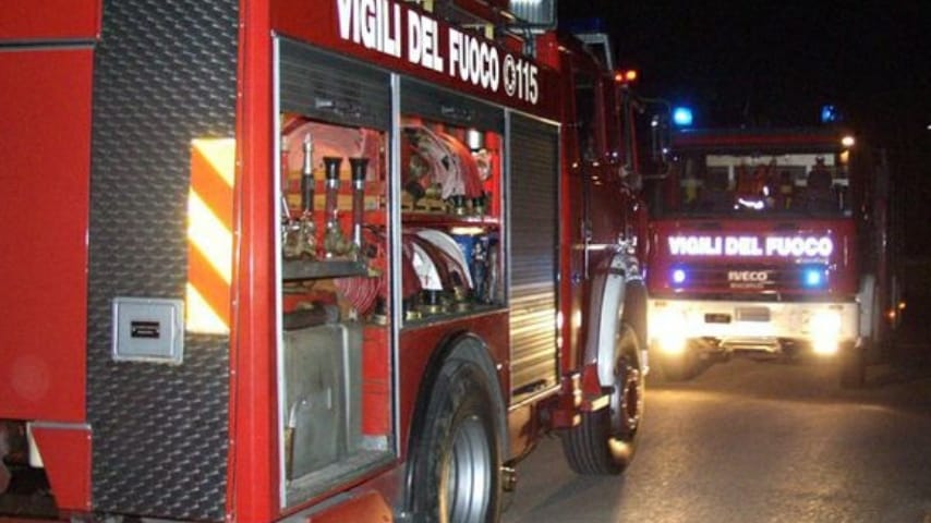 I vigili del fuoco hanno impiegato molto tempo per estrarre i corpi dalle lamiere. Immagine di repertorio