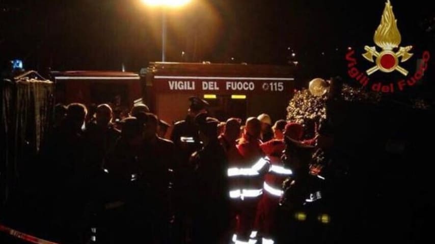 I vigili del fuoco sul luogo dell'esplosione