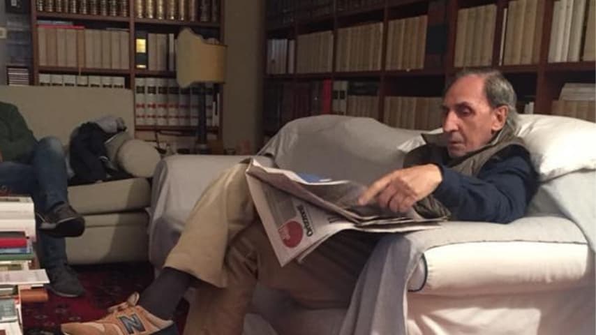 Il 7 novembre 2018 sulla sua pagina ufficiale di Facebook è apparsa questa foto che lo ritrae intento a leggere il giornale. Fonte: Franco Battiato/Facebook
