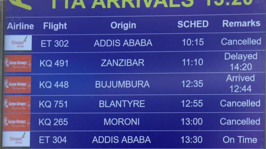Il tabellone degli arrivi presso l'aeroporto di Nairobi. Il volo della Ethiopian Airlines risulta cancellato. Credits: ANSA