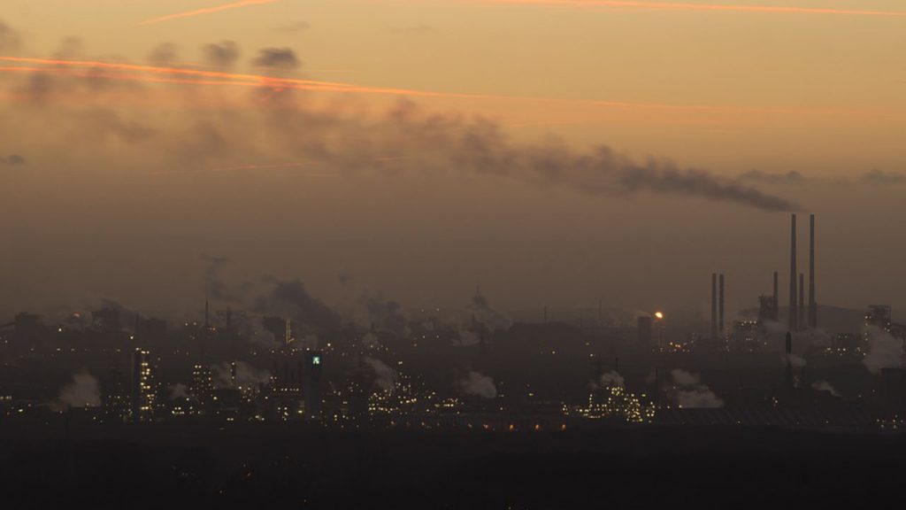 Città avvolta dalla nebbia causa inquinamento