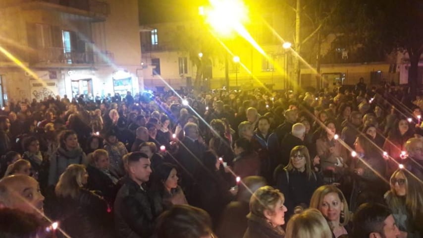 La cittadinanza riunita nella piazza Trieste e Trento. Fonte: Giorgio Zinno Sindaco/Facebook