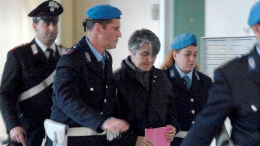 maria angela farè accompagnata dagli agenti di polizia