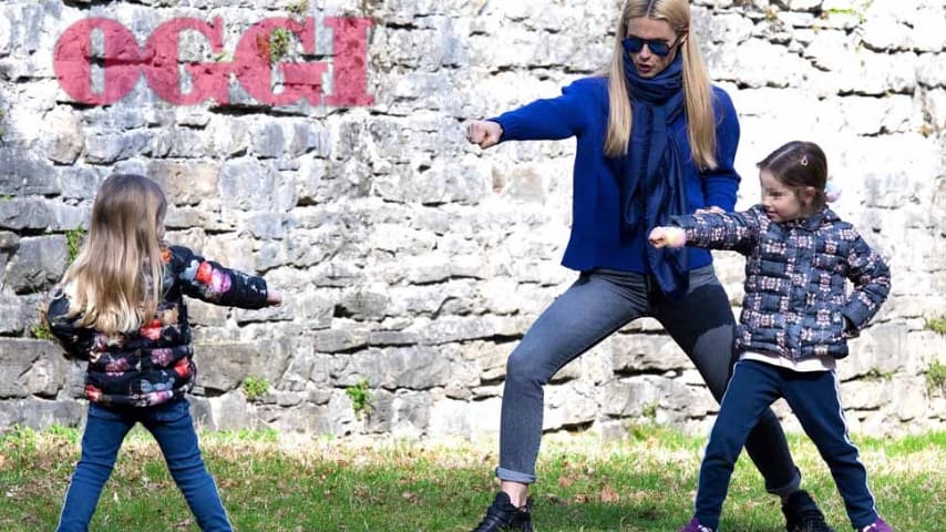 Michelle Hunziker, Kung-fu al parco con le sue bambine. Credits: OGGI