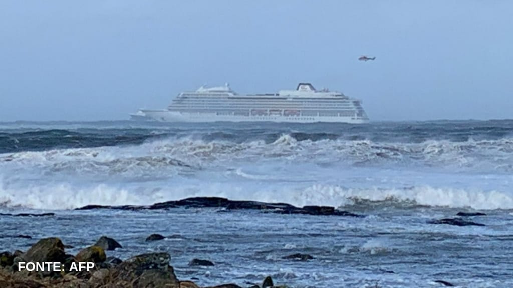 Nave da crociera con 1300 persone a bordo alla deriva