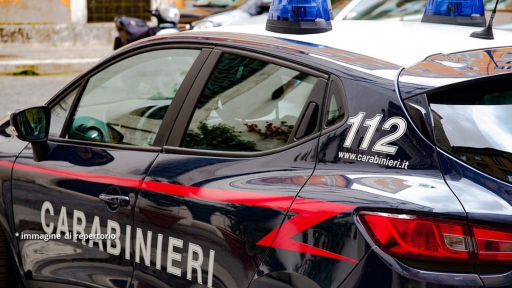 Dramma nella notte a Trento: 18enne cade dal balcone al terzo piano di un hotel, è grave