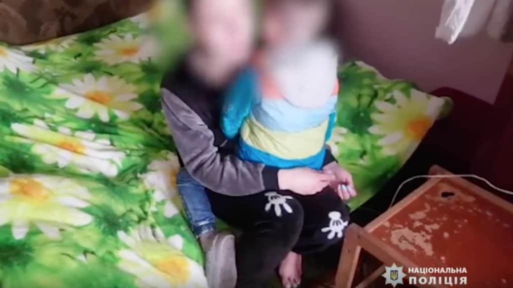 Violentava il figlio e vendeva per 100 euro i video degli abusi su internet