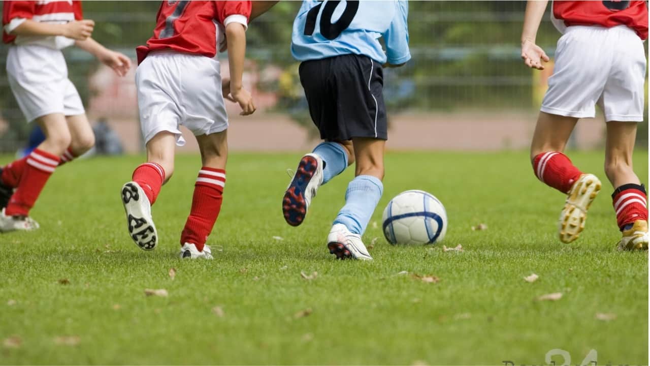 ragazzi giocano a calcio