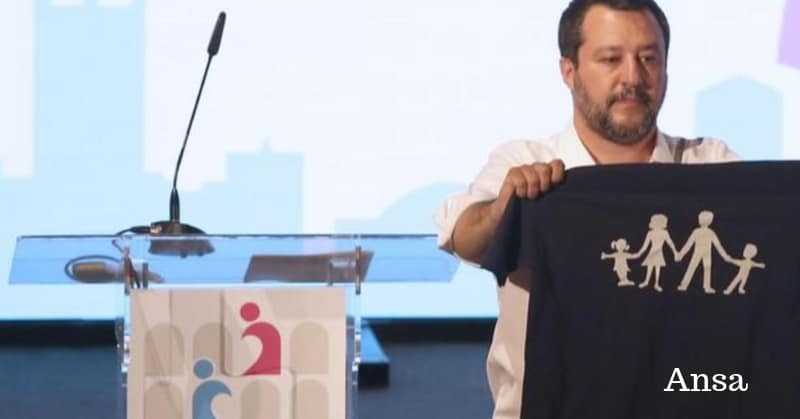 Salvini mostra una maglia con una mamma, un papà e due figli al Congresso della famiglia