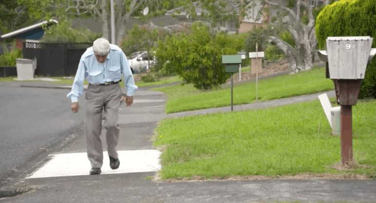 John Sato in strada in un video di TvNZ