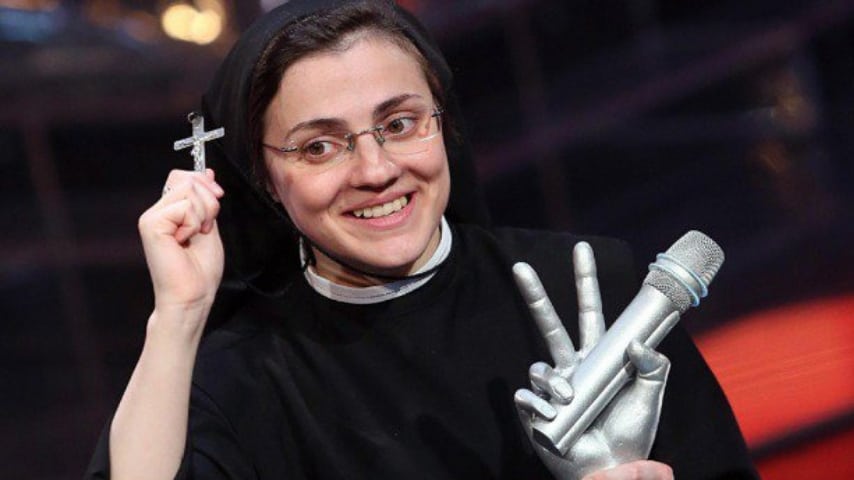 Suor Cristina sorridente con il trofeo da vincitrice di The Voice