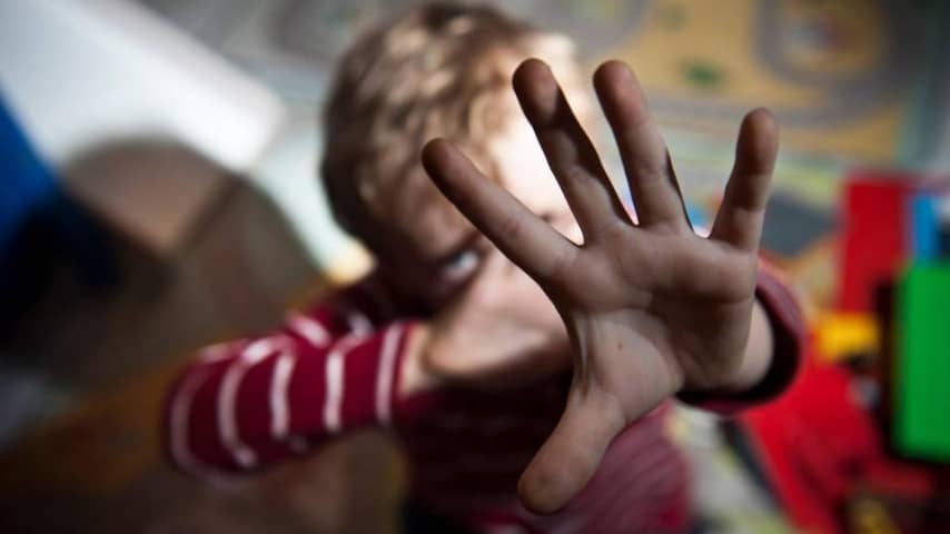 Taranto, mamma arrestata, abusava dei figli insiema al compagno e a un amico