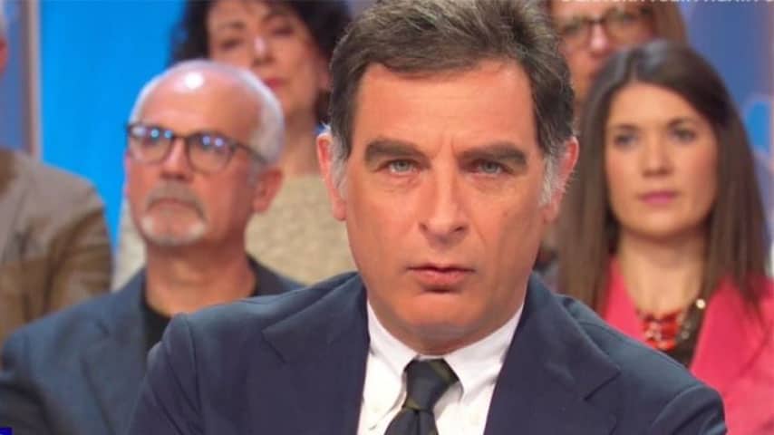 Screenshot del conduttore Tiberio Timperi durante una puntata de