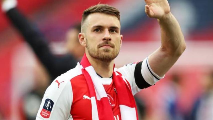 il calciatore aaron ramsey nel campo da calcio