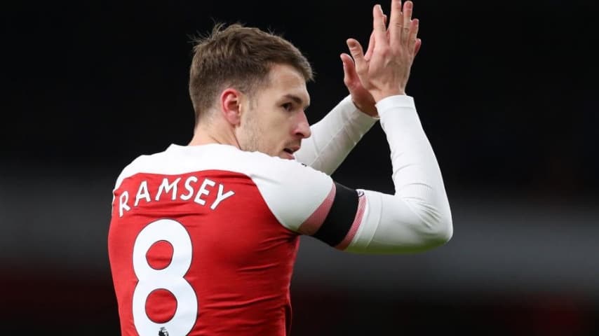 il calciatore aaron ramsey nel campo da calcio