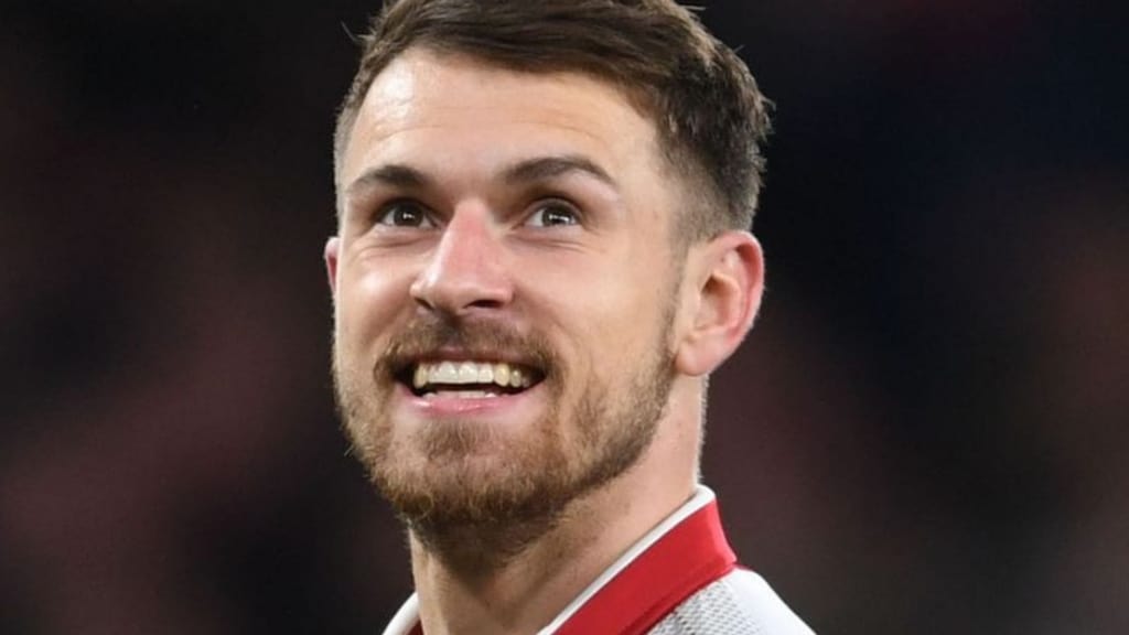 aaron ramsey sorridente in campo