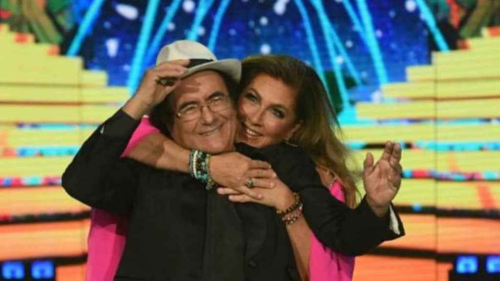 al bano mentre romina power lo abbraccia alle spalle