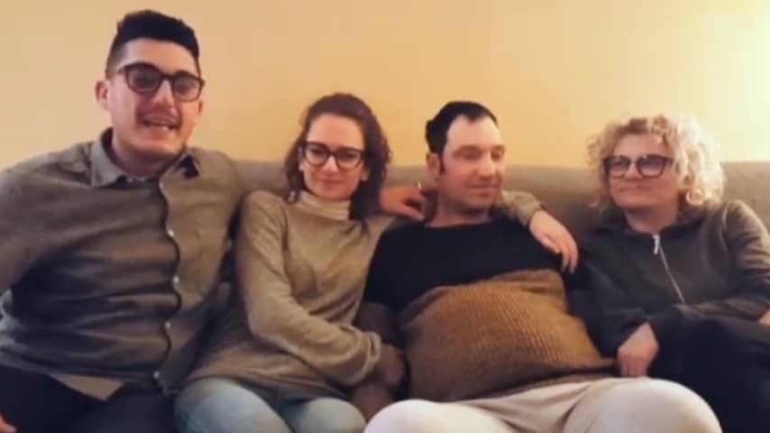 lorenzo, rosy alessandro cecilioni e la moglie seduti su un divano durante un video