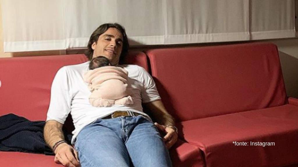 alessandro matri sdraiato sul divano con la piccola beatrice che gli dorme sul petto