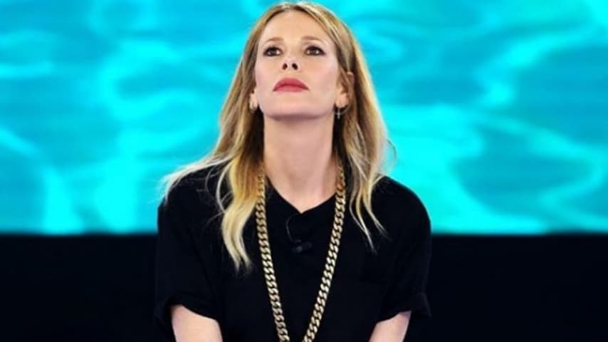 alessia marcuzzi seduta a gambe incrociate nello studio dell'isola dei famosi