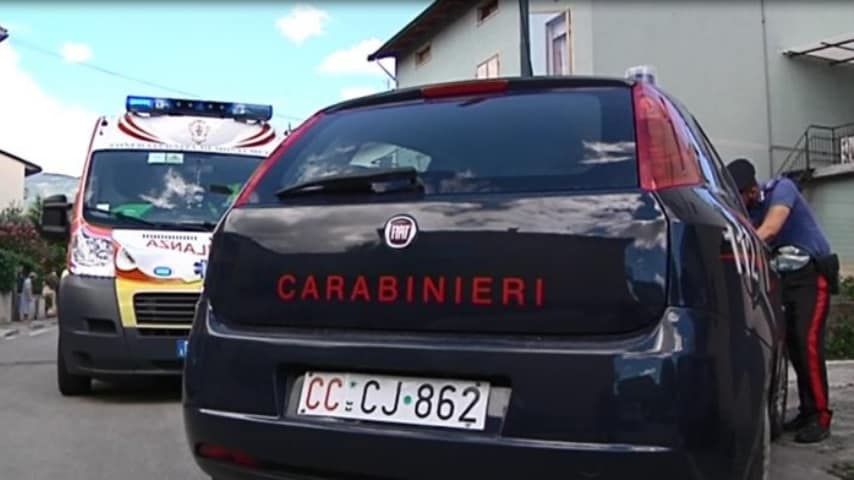 ambulanza e macchina dei carabinieri vicino 