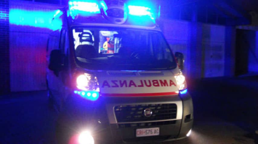 ambulanza con luci accese di notte