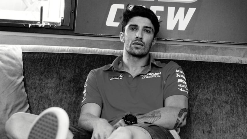 il motociclista andrea iannone in posa