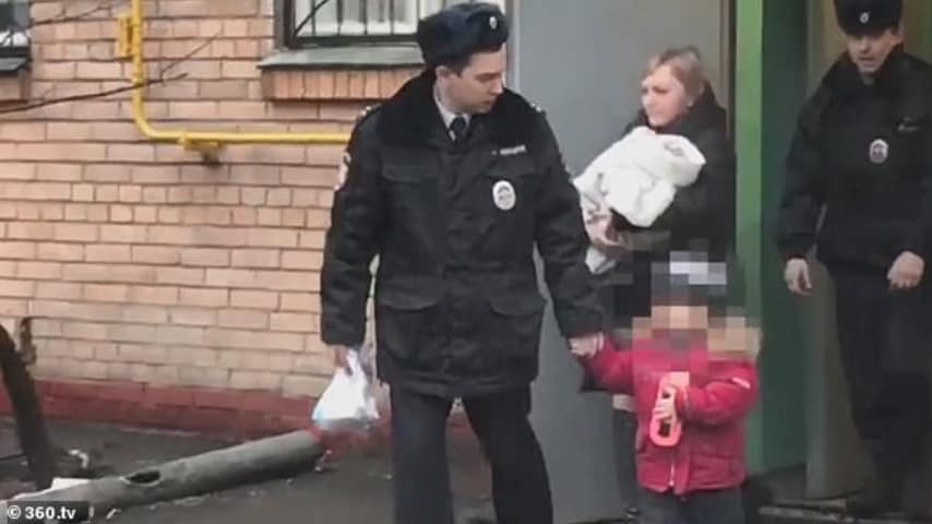 Momento dell'arresto della donna che ha cercato di vendere i figli