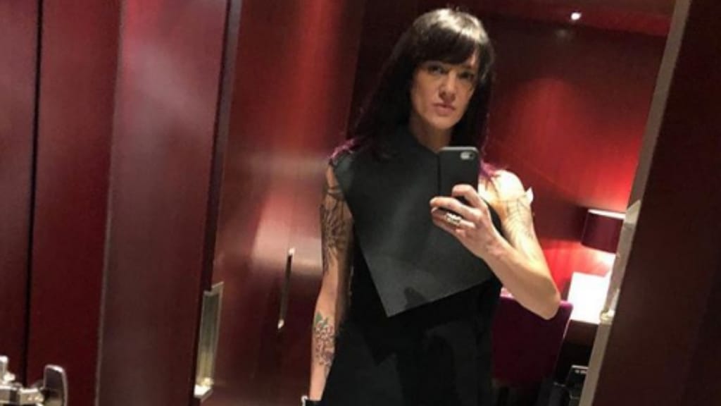 asia argento in bagno