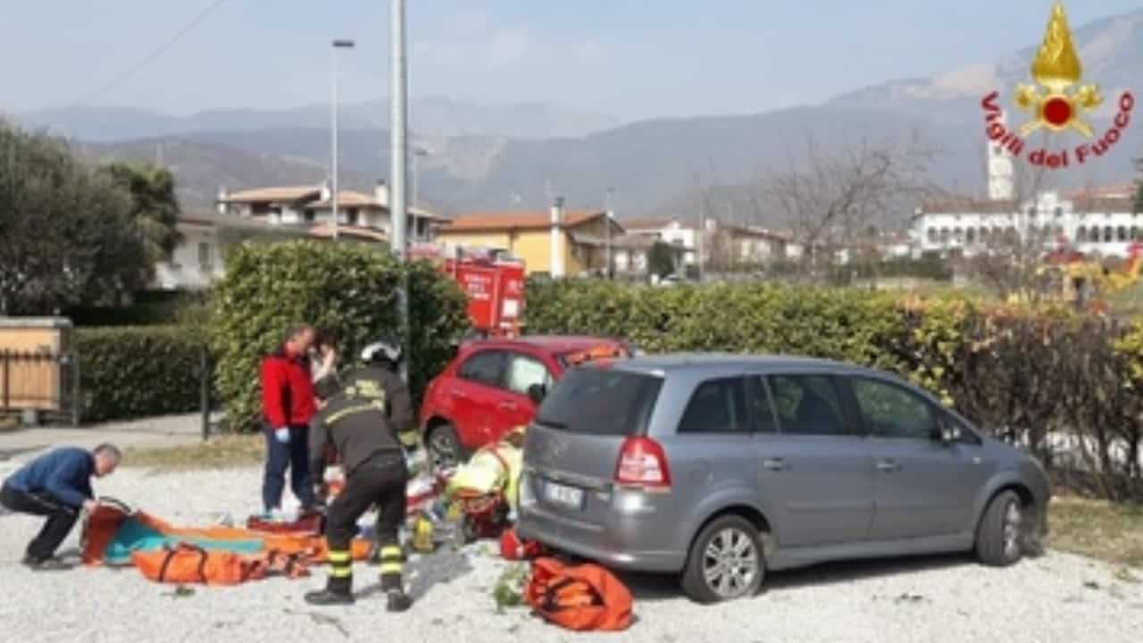 bambino cancello evidenza