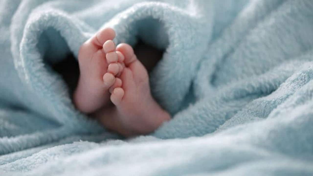 Prescrive gli ormoni al posto del contraccettivo: dovrà mantenere il bimbo